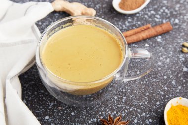 Yıldız anason, tarçın, zerdeçal baharatlı Masala çayı. Sağlıklı geleneksel Hint organik içeceği düzdü..