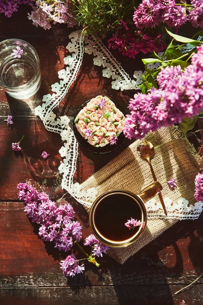 Αισθητικό Ανοιξιάτικο Τραπέζι Ροζ Floral Cupcake Λιλά Λουλούδια Φλιτζάνι Καφέ — Φωτογραφία Αρχείου