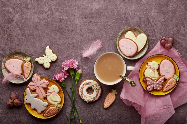 Frühling Ästhetischen Osterhintergrund Komplette Kaffeetasse Verzierte Glasierte Plätzchen Federn Und — Stockfoto