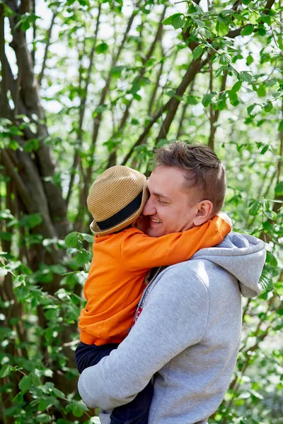 Pai Filho Pequeno Abraçando Gozando Juntos Dia Dos Pais Conceito — Fotografia de Stock