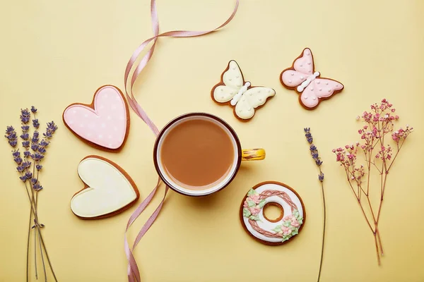Ästhetik Kaffeetasse Und Kekse Zwischen Blumen Frühstück Feminines Konzept Frauentag — Stockfoto