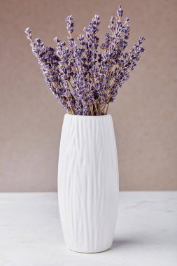 Vazoda bir demet lavanta. Tarz sahibi bir ev..