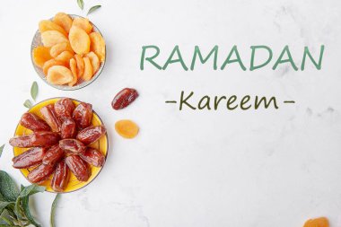 Ramazan Kareem metin arkaplanı. Sağlıklı tatlılar. Fast diet yiyecekler - kurutulmuş kayısılar, hurmalar .