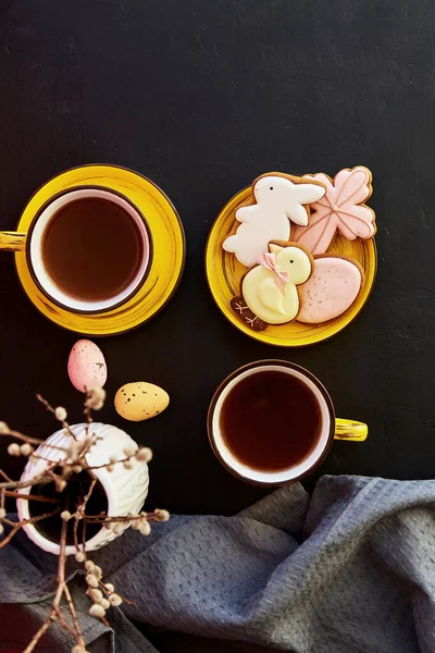 Ästhetik Ostergebäck Plätzchen Tassen Tee Mit Frühlingszweigen Und Kopierraum Teezeit — Stockfoto