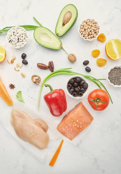 stock image Keto, FODMAP diet food in heart shape. Organic fruits, vegetables, meatm salmon, greenery, nuts, beans, chia seeds, olives.