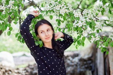 Kadın ruhani nefes egzersizi yapıyor, meditasyon yapıyor. Nefes alma işi, akıl sağlığı konsepti. Sağlık yaşam tarzı. Doğayla bağlantı kurmak