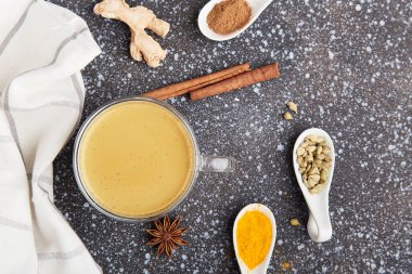 Hint masala çayı, baharat yıldızı anason, tarçın ve zerdeçal içeren sağlıklı bir içecek. Geleneksel organik içecek düzlüğü.