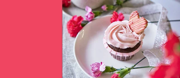 花の装飾の間で花カップケーキコピースペース付き 夢のようなフランスのデザートのエスケープコンセプト 春の食べ物の背景 余分なワイドバナー — ストック写真