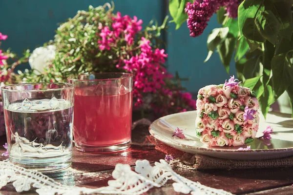 Квіткова Естетика Кекс Мрійливі Десерти Компот Склянка Води Весняні Бузкові — стокове фото