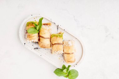 Türk mutfağının en güzel tatlılarından biri, şam fıstıklı baklava. Geleneksel Türk tatlı baklavası.