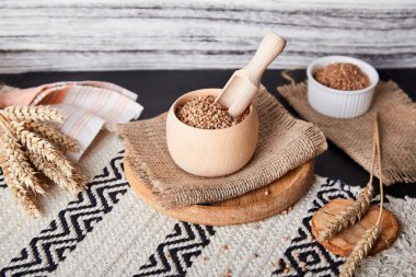 Çiğ karabuğday lapası. Yemek pişirmeye hazırlanıyorum. Sağlıklı süper yiyecekler. Estetik kahvaltı, doğal çatal bıçak malzemeleri.