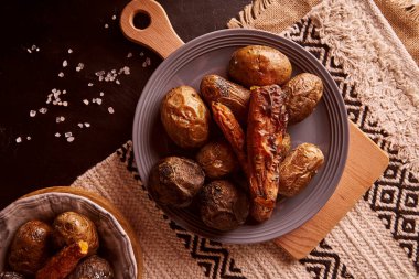 Fırınlanmış sebzeler, havuç, patates, pancar düzlüğü. Tam besin diyeti kavramı, Akdeniz diyeti, vejetaryen yiyecekler. .