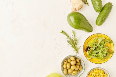  Sarı ve yeşil gıda renkleri. Düşük fodmap vegan diyet malzemeleri - sebzeler, meyveler, fotokopi alanı olan yeşiller. Keto, paleo, bitki temelli diyet konsepti