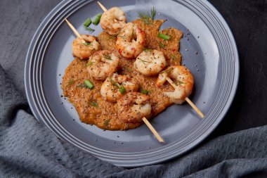  Tabakta ızgara karides var. Deniz ürünleri atıştırmalıklarını kapatın. Deniz ürünleri barbeküsü, kızarmış karides..