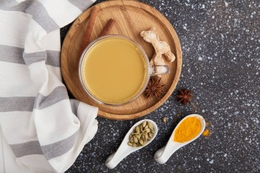 Bir fincan sağlıklı masala çayı, baharatlı Hint içkisi anason, zencefil, tarçın, zerdeçal düzlüğü.