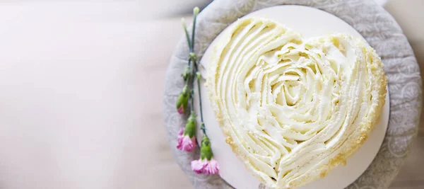 ハート型のウェディングホワイトケーキ クリーミービーガンケーキ 余分なワイドバナー コピースペース — ストック写真