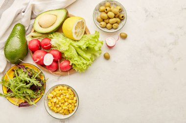 Düşük karbonhidrat menüsü, FODMAP diyet yemeği. Sebze, meyve, avokado, yeşillik, zeytin. Sağlıklı bir yaşam tarzı. Boşluğu kopyala