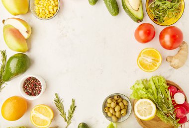 Düşük karbonhidrat, FODMAP, Akdeniz, KETO, bitki temelli diyet gıdalar. Meyveler, sebzeler, yeşiller, turunçgiller, ortasında fotokopi alanı olan zeytinler. Detoks, sağlıklı yaşam tarzı.