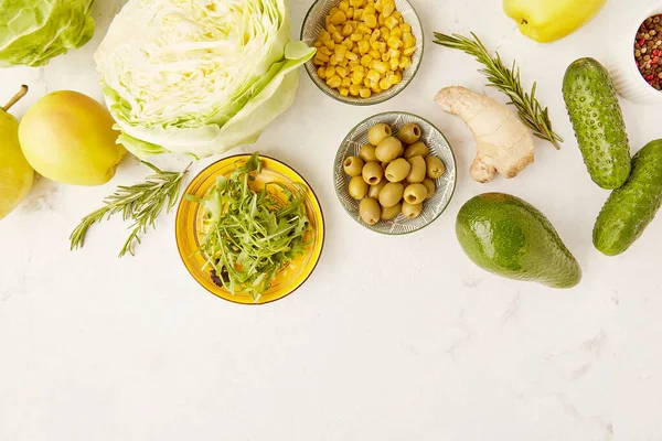 Düşük fodmap vegan malzemeleri sebzeler, meyveler, yeşiller. Fodmap diyet konsepti ve fotokopi alanı. Düz yatıyordu. Sarı ve yeşil renkler.
