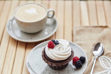 Fransız keki ve dışarıda bir fincan kahve. Estetik pamuk dekorasyonu. Sıcak kahvaltı..