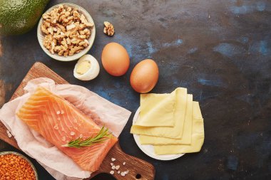 Yemek hazırlamak için gerekli malzemeler. Doğal protein. Tütsülenmiş somon, peynir, avokado, yumurta, mercimek, ceviz. Sağlıklı bir yaşam tarzı. Boşluğu kopyala