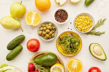 Sağlıklı FODMAP, Akdeniz, KETO diyet yemekleri. Meyveler, sebzeler, yeşiller, turunçgiller, zeytinler. Detoks, sağlıklı yaşam tarzı.