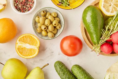 Bitki temelli, FODMAP, Akdeniz, KETO diyeti için vegan gıda menüsü. Sebze, meyve, sebze, narenciye, zeytin. Detoks, sağlıklı yaşam tarzı konsepti.