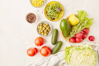 Düşük karbonhidrat, FODMAP ve Akdeniz diyet gıdaları için sağlıklı vegan menüsü. Sebze, meyve, avokado, yeşillik, zeytin. Detoks, sağlıklı yaşam tarzı konsepti.