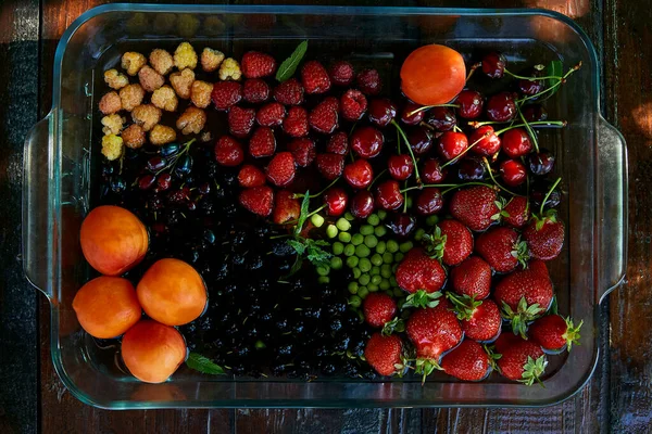 Surtido Frutas Bayas Frescas Temporada Fresas Albaricoques Cerezas Moras Frambuesas — Foto de Stock