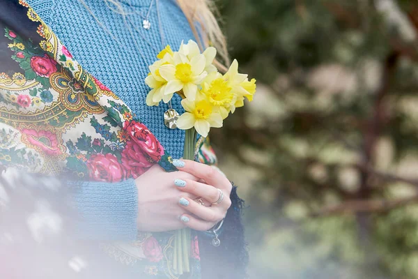 女人的手捧着水仙花 与自然的联系 自我探索的概念 — 图库照片