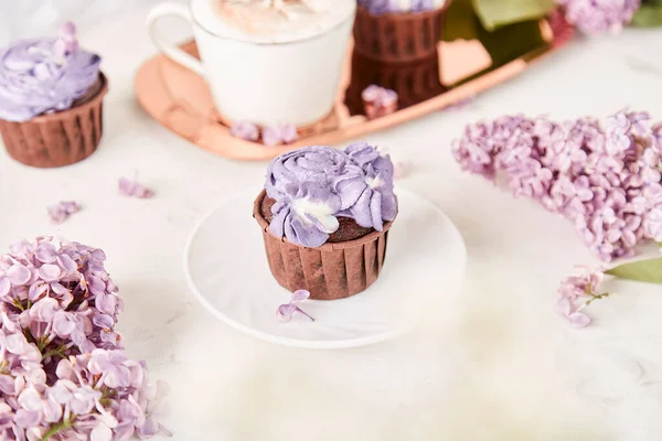 花紫色蛋糕在流行的梦幻般的逃避现实中 休息和放松咖啡时间 春天的紫色背景 漂亮的食物 — 图库照片