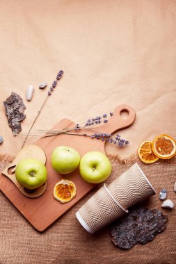 Doğal, çevre dostu, plastiksiz, sıfır atık masa takımı geçmişi. Çatal bıçak takımı, meyveler, buruşmuş kağıtta kurumuş lavanta. Sürdürülebilir yaşam biçimi, kopyalama alanı