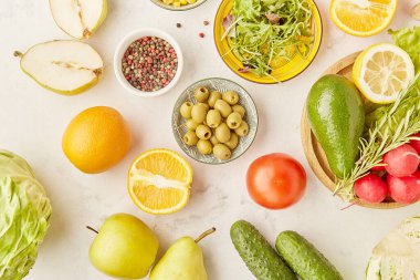 Bitki temelli, FODMAP, Akdeniz, KETO diyeti için vegan yemek menüsünü kapatın. Meyveler, sebzeler, yeşiller, turunçgiller, zeytinler. Detoks, sağlıklı yaşam tarzı konsepti.