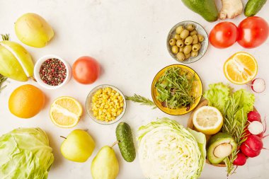 Düşük karbonhidrat, FODMAP, Akdeniz, bitki temelli diyet gıdalar üst görünümü. Sebze, meyve, sebze, narenciye, zeytin. Detoks, sağlıklı yaşam tarzı.