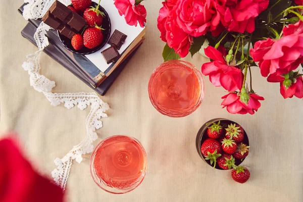 Αισθητική Ρυθμίσεις Καλοκαιρινό Τραπέζι Ζευγάρι Glasess Κόκκινο Σπιτικό Έγχυση Φράουλας — Φωτογραφία Αρχείου