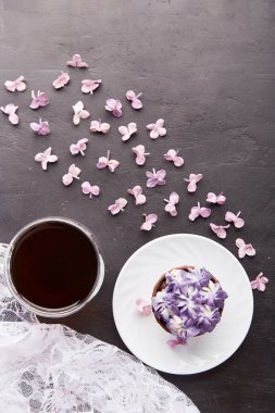 Çiçekli kek Dreamy Escapism 'i kullanıyor. Tatlı, kahve ve leylak çiçekleri. Estetik gıda. Boşluğu kopyala.