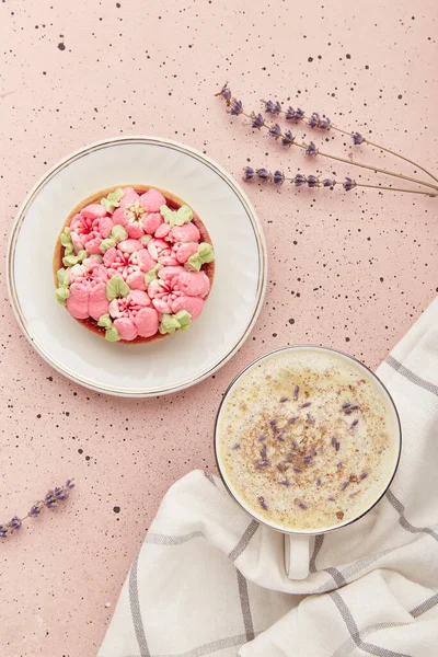 夏天的薰衣草咖啡 配上鲜花和花香甜品 铺上了美感 — 图库照片