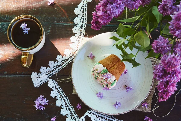 花のカップケーキ コーヒーカップと夢のようなデザート 審美的な春ライラックの花のフラット影の下に屋外レイアウト — ストック写真