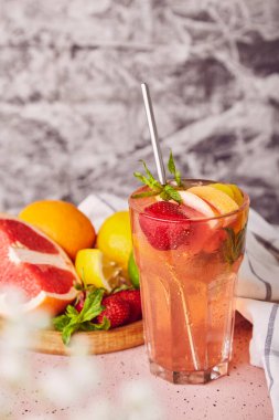 Sağlıklı yaz vitamini alkolsüz narenciye kokteyli greyfurt, limon, çilek ve naneli. Yaz ferahlatıcı detoks suyu.