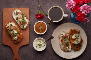 Keto diyet kahvaltısı - Yunan yoğurtlu sandviç, haşlanmış yumurta, somon, soslu kabak sosu, kahve fincanı. Kalorisi düşük, FODMAP diyeti, süper yiyecekler.