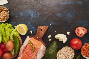 Fodmap Akdeniz diyeti ve fotokopi alanı. Sağlıklı düşük fodmap malzemeleri - sebzeler, meyveler, fındık, somon, yeşiller, avokado. Düz yatıyordu