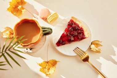 Kirazlı kahveyle estetik sonbahar kahvesi zamanı, balkabağı şeklinde bir fincan kahve, kurabiye, sert gölgeler altında kış kirazı. Konforlu ev.