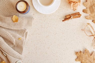 Estetik sonbahar kadını geçmişi, süveter, tarçın mumu arasında gladyatör, düşme yaprakları. Boşluğu kopyala.
