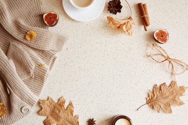 Sonbahar kadınsı arka plan, estetik kahve zamanı - kazak, incir, koku yaprakları ve kahve fincanı. Boşluğu kopyala.