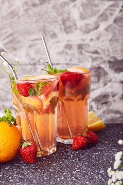 Detoks yaz ayları, parlak narenciye çilekli kokteyl. Sağlıklı ferahlatıcı detoks vitaminli mocktail.