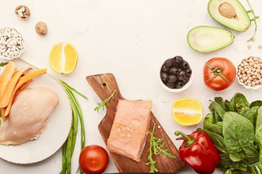 Düşük karbonhidratlı yemek planı: - tavuk eti, tütsülenmiş somon, sebze ve meyve, fındık, yeşil, nohut, fasulye. Boşluğu kopyala.