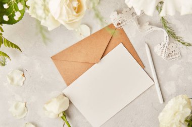 Estetik pastel kağıt arka plan. Davetiye, dilek, kartpostal, beyaz Eustoma, güller ve Gypôila üst görünümü arasında metin için maket ve zarf. Biyofilik iç mekan, rahat ev. Boşluğu kopyala. 