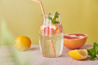 Turunçgilli taze yaz içeceği. Detox vitaminli su. Az alkol, sert maden suyu, sıfır alkollü içecek..