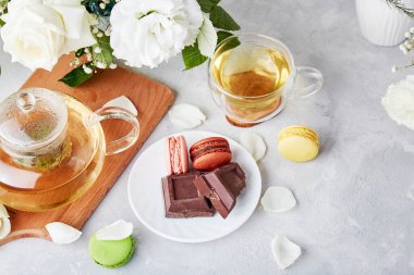 Estetik masa düzenlemesi. Yeşil çay, tatlı, beyaz buket - kendine zaman ayır, rahat ev konsepti