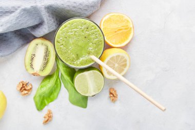 Smoothie ve cevizli kahvaltı masası. Kivili, limonlu, ıspanaklı sağlıklı bir içecek. Vegan, KETO, bitkisel beslenme düzlüğü.